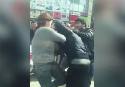 Bakıda qız ona sataşan oğlanı döydü - VİDEO